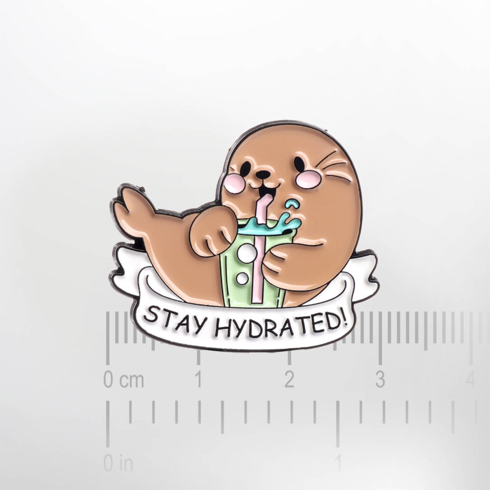 Stay Hydrated' Otter – Smaltovaný odznak (#367) - Image 2