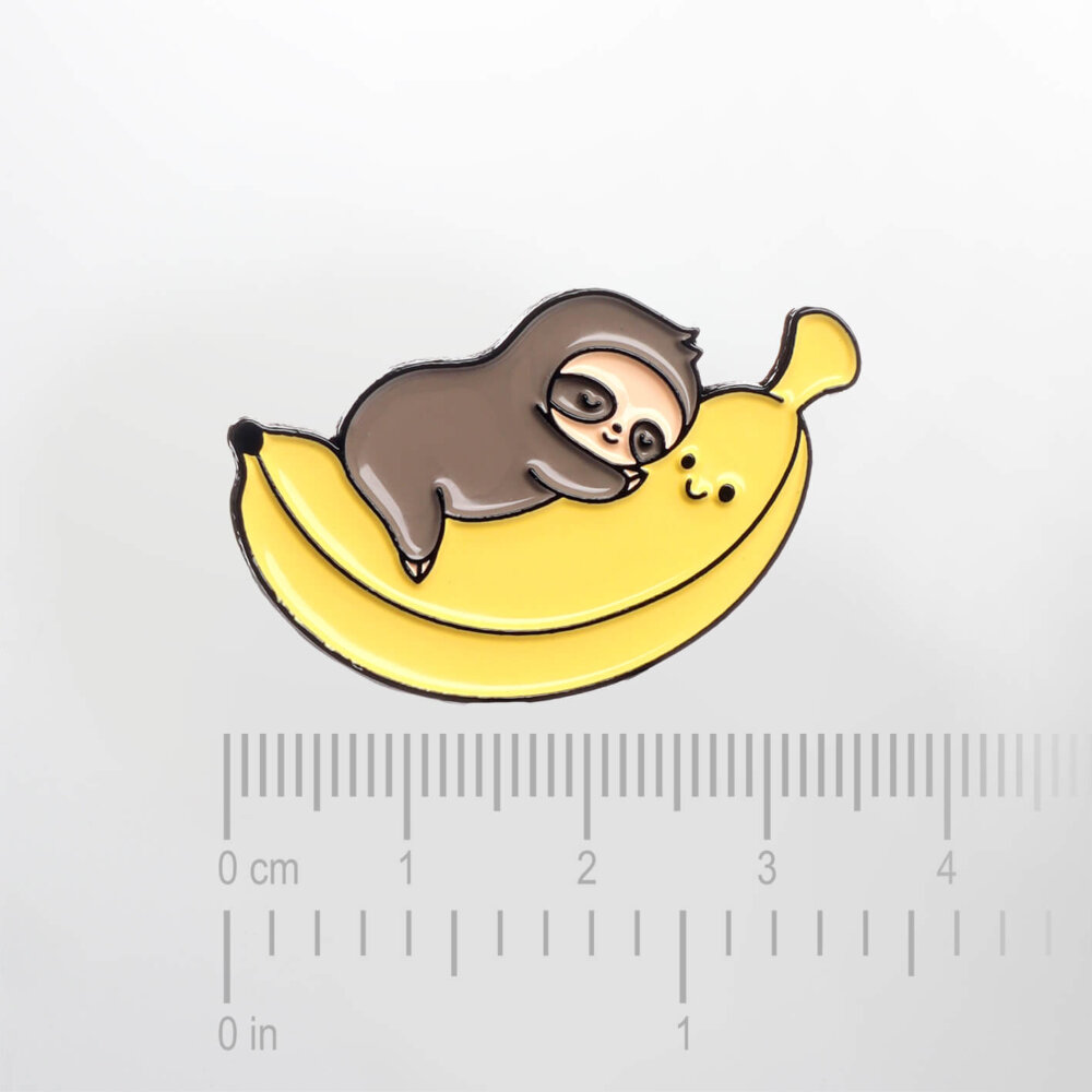 Sloth Sleeping on a Banana – Smaltovaný odznak (#407) - Image 2